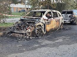 Auto in fiamme nella notte, indaga la Polizia
