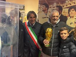 Tutte le maglie di "Spillo" con Pelè e Maradona in testa