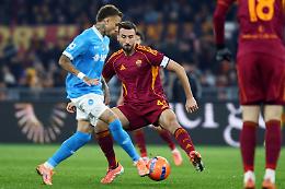 Il Napoli batte la Roma e aggancia il Milan in vetta alla classifica