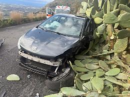 Scontro tra due auto sulla provinciale per norma, strada chiusa e due feriti gravi