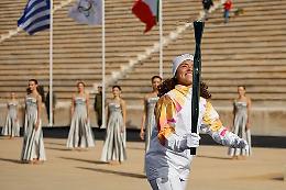 La Fiaccola Olimpica al Quirinale dal presidente Mattarella