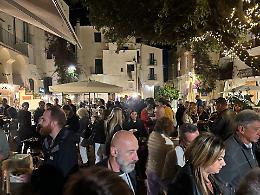 “Autunno in Rosso” accende il centro storico di Sperlonga tra vino, cucina e musica
