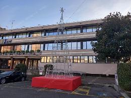 L'albero di Natale sui posti per i disabili, la polemica viaggia sui social