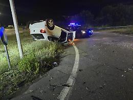 Auto si ribalta sullo svincolo della Pontina