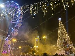 Si accende l&rsquo;albero di Natale: ecco la magia delle feste