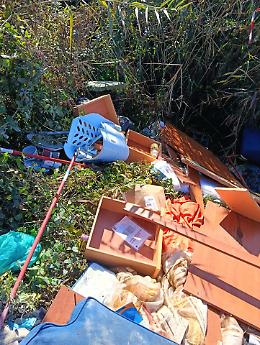 Altri rifiuti sull'Ufente segnalati alla Procura