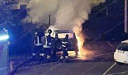 Auto prende fuoco in un parcheggio
