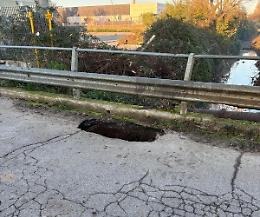L'asfalto cede e si forma una buca enorme, chiuso il ponte di via Cagliari 