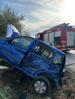 Incidente frontale sulla strada per Campoleone: feriti due automobilisti