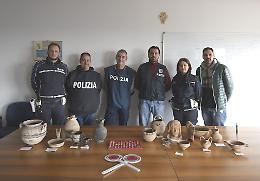 Formia, la Polizia restituisce 185 reperti archeologici e oltre mille monete alla Soprintendenza di Minturno