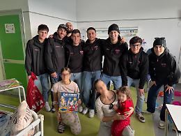 I ragazzi di ReVibe portano doni ai bambini ricoverati all'ospedale Goretti