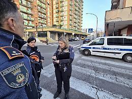 Investe un'anziana, scende per spostarla e scappa: trovato grazie a due testimoni
 