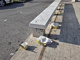 Dopo la movida in centro restano i rifiuti lasciati dagli incivili