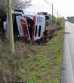 Autoarticolato esce di strada e si ribalta sulla Cisterna Campoleone