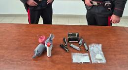 Trovato con la cocaina e tre bombe carta, arrestato un 18enne di Aprilia