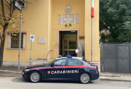 Pontina, inseguimento da film ad alta velocit&agrave;: con l'auto rubata sperona i carabinieri