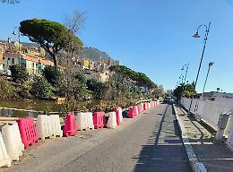 Accerchiati da buche e new jersey, viabilit&agrave; a rischio ovunque