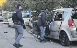 Attentato esplosivo, un testimone ha visto una vettura uscire in retromarcia da via Corridoni