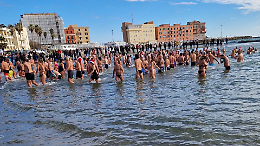 Bagno di Capodanno, record di partecipanti: in 252 sfidano il freddo