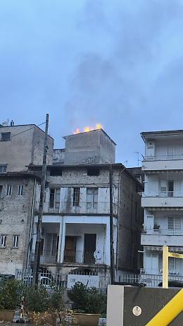 Incendio a Itri, paura all&rsquo;alba in Corso Appio Claudio: evitata la tragedia