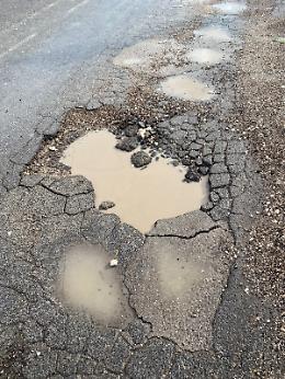 Buche pericolose a Selciatella: il Comitato chiede interventi urgenti