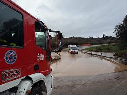 Un furgone resta bloccato nell'acqua alta in via Riserva Nuova, il conducente salvato dalla Protezione Civile
