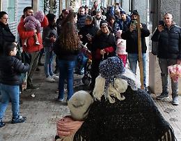 Il maltempo non ferma la Befana di Aprilia, donate le calze con dolci a centinaia di bambini