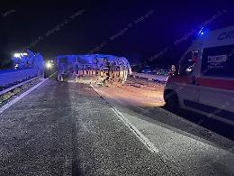 Perde il controllo del furgone e il mezzo si ribalta sul fianco: Pontina chiusa