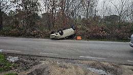 Rider si ribalta con l'auto durante una consegna