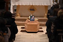 Omicidio di Aurora, chiesa piena, un paese in lutto: tra poco i funerali 