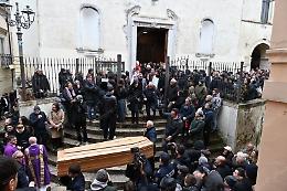 Funerali di Aurora, rose bianche e commozione per l'ultimo saluto