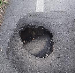 Voragine in via Acqua Solfa, la protesta dei cittadini tra rabbia e sarcasmo
