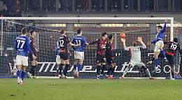 Il Milan vince a Como e resta in scia dell'Inter capolista
