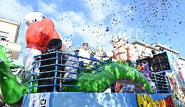 Carnevale torna in piazza: inaugurazione con i carri