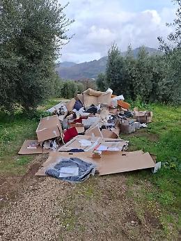 Rifiuti abbandonati in un campo privato tra Giulianello e Cori: indagano i Carabinieri Forestali