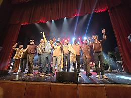 L&rsquo;Orchestraccia fa  cantare il D&rsquo;Annunzio: un teatro intero in piedi omaggia Califano