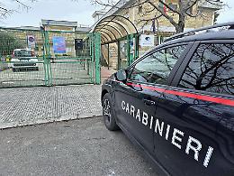 Spinta da un bambino agitato, insegnante cade e si ferisce