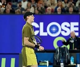 Sinner parte in quarta: Duckworth travolto, Melbourne applaude il campione