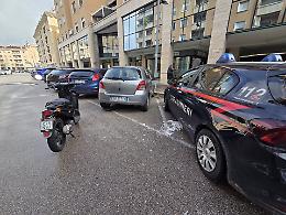 Furto e carte di credito usate: inseguimento in centro, un arresto e un denunciato
