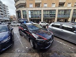 Sorpresi a fare shopping con la carta rubata in un negozio, fermati due uomini