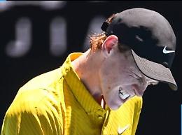 Jannik Sinner batte i crampi e Spizzirri: vittoria in 4 set e ottavi di finale