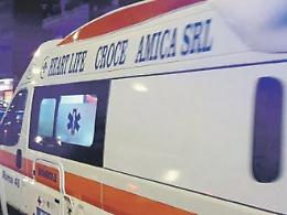 Si schiantano contro l&rsquo;albero: feriti cinque giovani, due sono gravi