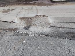 Strade non riparate dopo gli scavi: &laquo;Il Comune di Aprilia metta in mora le ditte