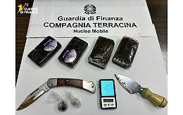 Sabaudia, mezzo chilo di hashish e due coltelli in casa: sequestro della Guardia di Finanza