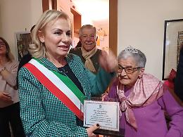 Assunta Palombo compie 100 anni, gli auguri del sindaco Celentano