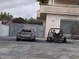 Aprilia, incendio nel piazzale dell'autonoleggio: distrutte due auto