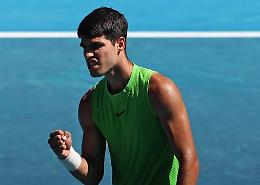 Alcaraz batte i crampi e Zverev al quinto set: prima finale nella terra dei canguri