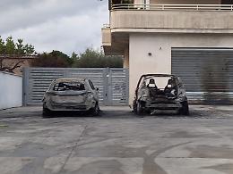 Incendio all&rsquo;autonoleggio di via Carroceto, distrutte due auto: si indaga per atto doloso