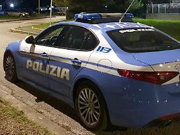 Tabaccaio ferito e rapinato sotto casa, i banditi prendono l'incasso