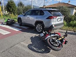 Due moto cadono e finiscono nella corsia opposta, ferita una ragazza